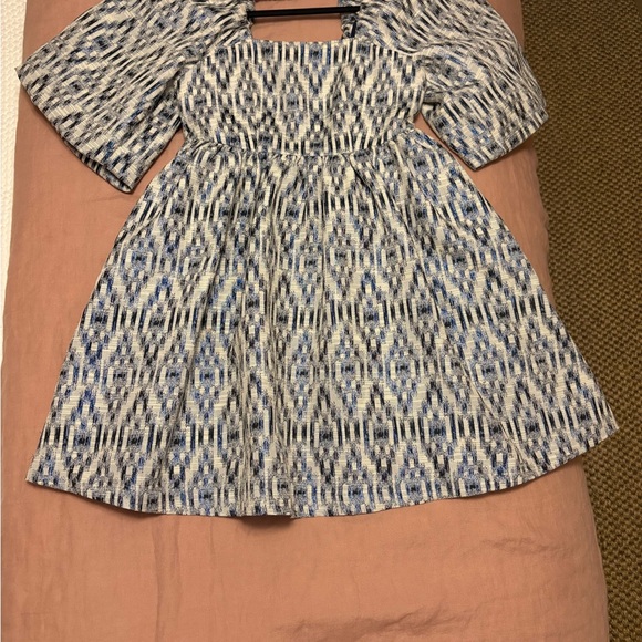 Chic Monochrome Patterned Mini Dress - Picture 4 of 6